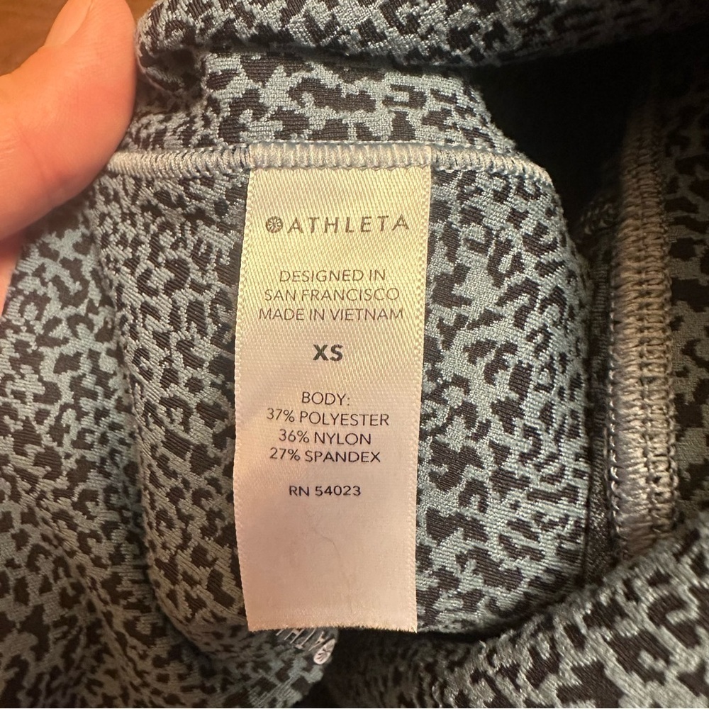 Athleta Salutation Stash II High Rise Blue Black Leopard Print 7/8 Leggings XS - Picture 8 of 12
